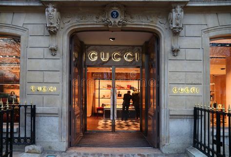 dans un magasin de gucci|best place to buy gucci.